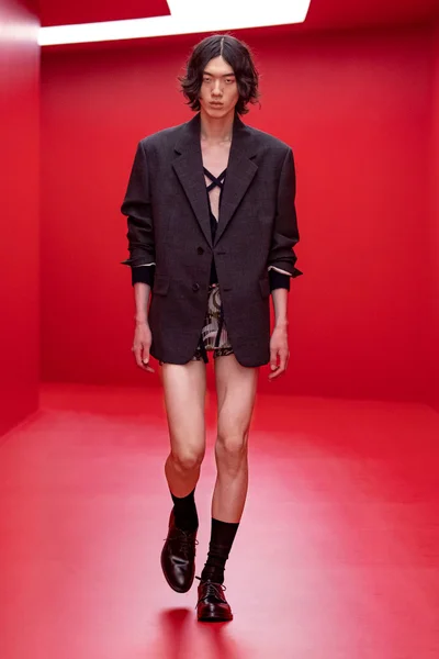 Look 16